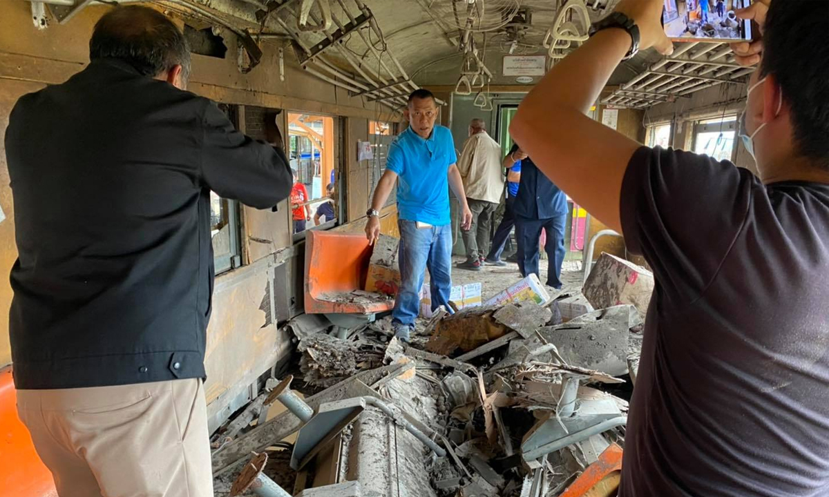 อุกอาจ! รถไฟขบวนพิเศษถูกลอบวางระเบิด-ยิงซ้ำตู้พนักงาน เคราะห์ดีทุกคนปลอดภัย