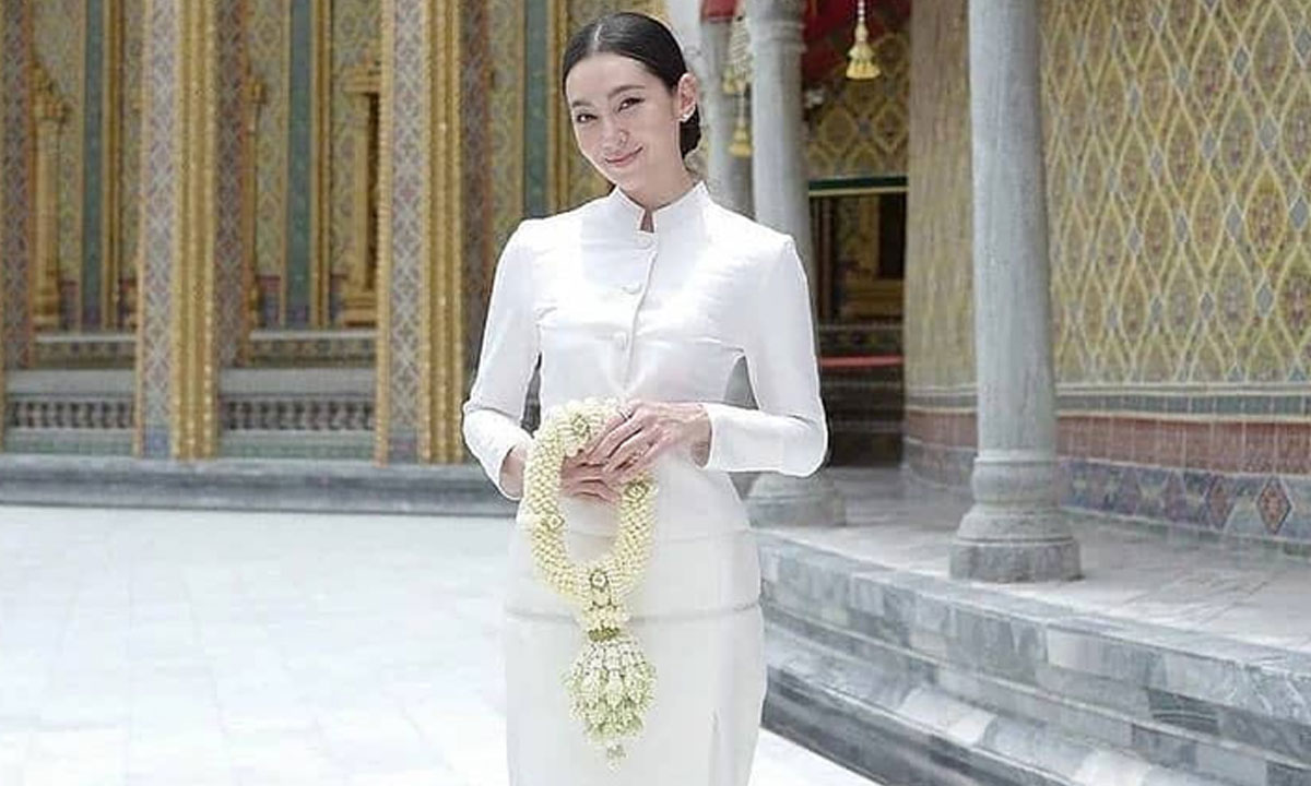 งดงาม "เบลล่า" สวมชุดไทยร่วมบุญถวายทองคำ 103.35 บาท หุ้มปลียอดพระธาตุเชิงชุม