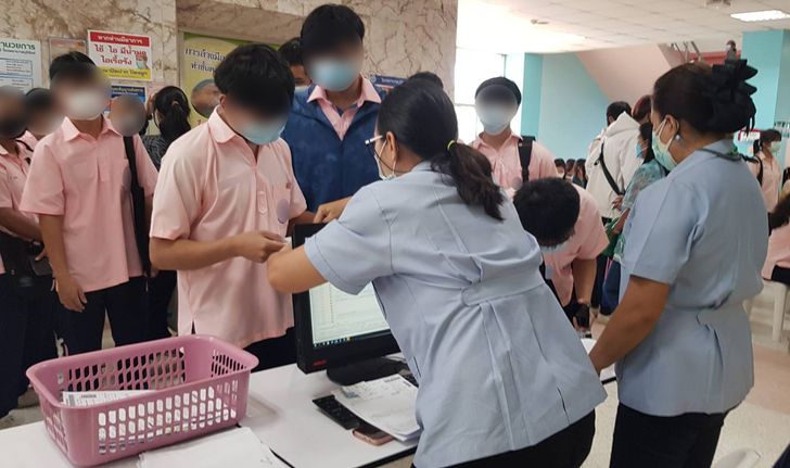 นักเรียนบุรีรัมย์แห่ฉีดวัคซีนไฟเซอร์ วันแรกคึกคัก คาดลงชื่อไม่ต่ำกว่า 80,000 คน
