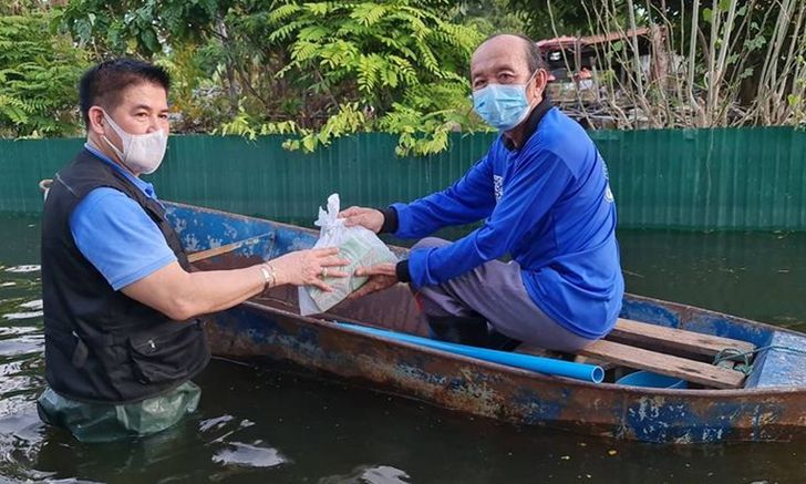ลุยน้ำต่อ "ธรรมนัส" นำทีม ส.ส.พปชร. มอบสิ่งของช่วยผู้ประสบภัยน้ำท่วมลพบุรี