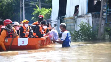 นายกฯ ตรวจน้ำท่วมสิงห์บุรี กองเชียร์ชูป้าย "ลุงตู่สู้ๆ เรารักลุงตู่" พร้อมส่องทะเบียนรถ