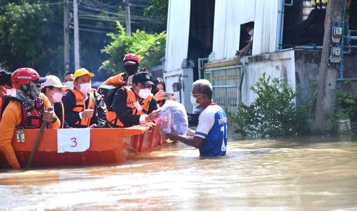 นายกฯ ตรวจน้ำท่วมสิงห์บุรี กองเชียร์ชูป้าย "ลุงตู่สู้ๆ เรารักลุงตู่" พร้อมส่องทะเบียนรถ