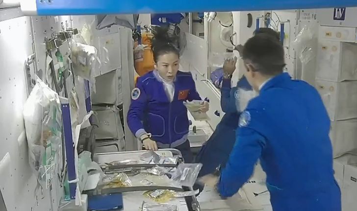 วุ่นกว่าที่คิด! นักบินอวกาศจีน คว้าทิชชูเช็ดนมหกกลางอากาศ (มีคลิป)
