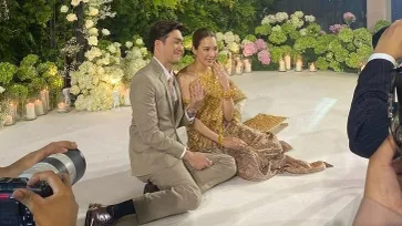 "จั๊กจั่น" สวมชุดไทยงดงาม ควงแขนแฟนหนุ่ม "เค วัฒนา" เข้าพิธีวิวาห์สุดชื่นมื่น