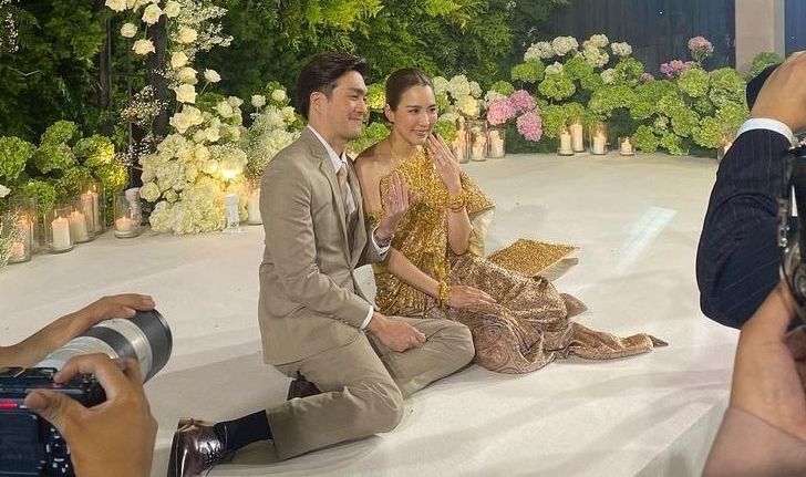 "จั๊กจั่น" สวมชุดไทยงดงาม ควงแขนแฟนหนุ่ม "เค วัฒนา" เข้าพิธีวิวาห์สุดชื่นมื่น