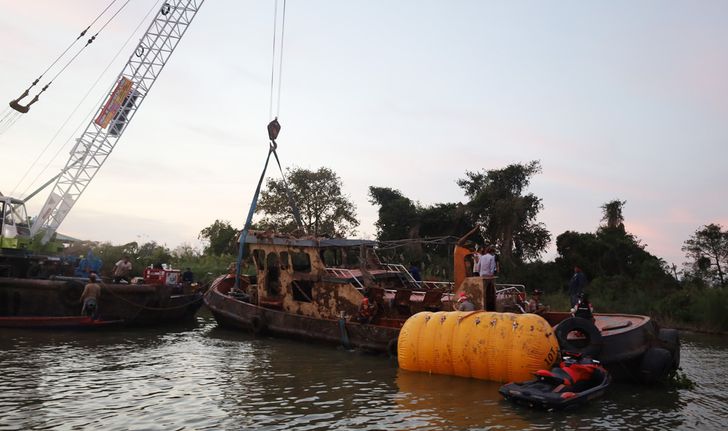 กู้เรือที่จมสำเร็จ พบร่างเมียคนขับเรือ เหลือแต่โครงกระดูก ติดอยู่ในห้องเครื่อง