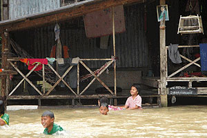 เมืองลุงสั่งปิดน้ำตก-คนโกลกฯหนีน้ำวุ่น