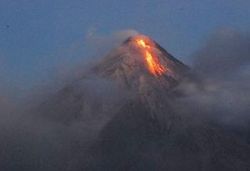 ฟิลิปปินส์อพยพชาวบ้านหนีภูเขาไฟมายอน