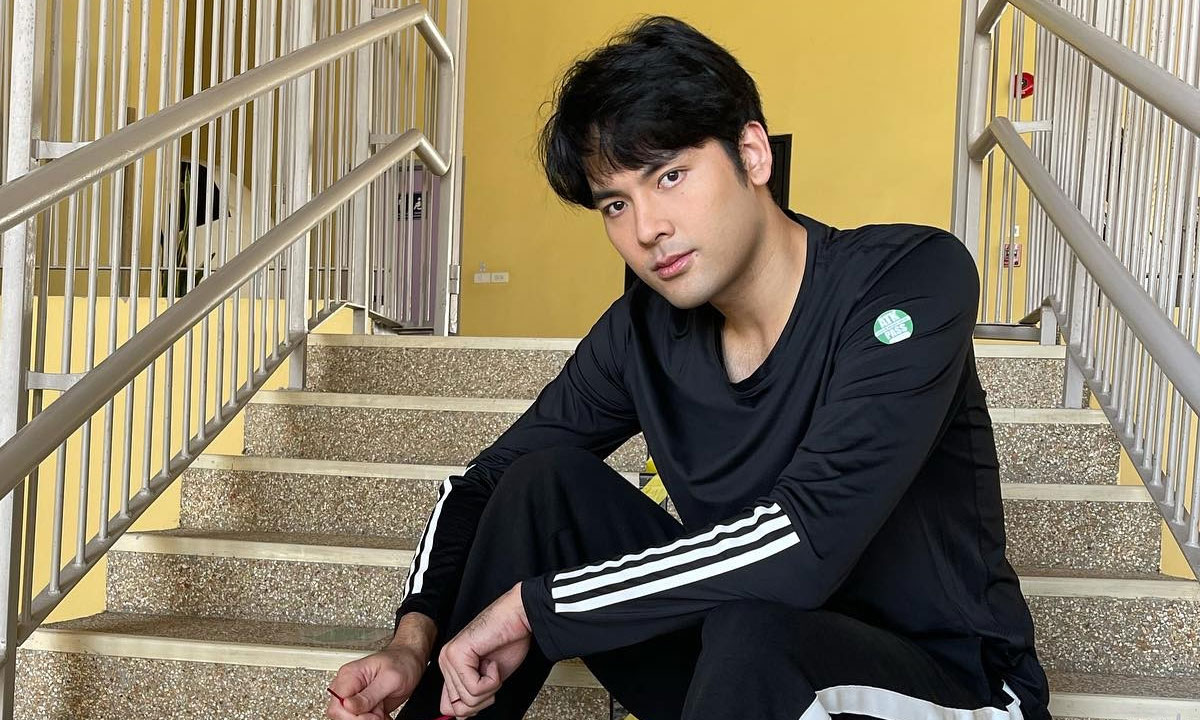 "บอม ธนิน" ลองใช้ทางม้าลายที่มีสัญญาณไฟ เจอกับตัวเองแบบเต็มๆ