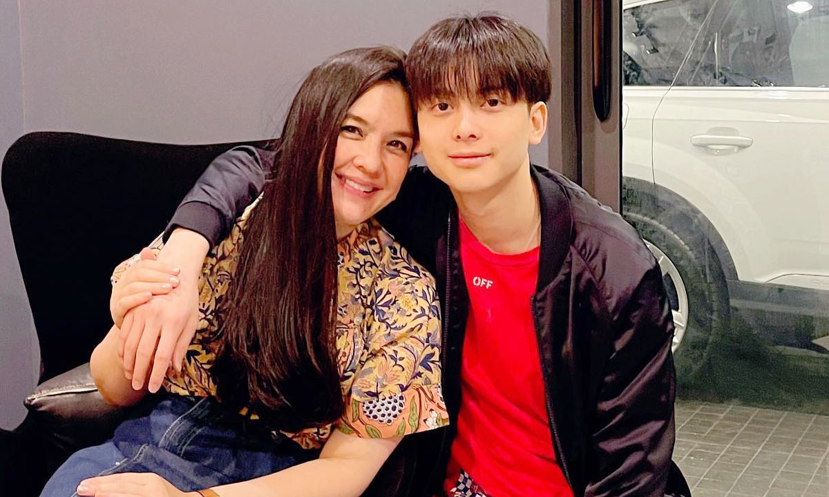เป็นหนุ่มแล้ว "น้องอชิ" เรียนจบไฮสคูลแล้ว "แม่โบ" ให้ฝึกงานช่วยออกแบบร้านคาเฟ่