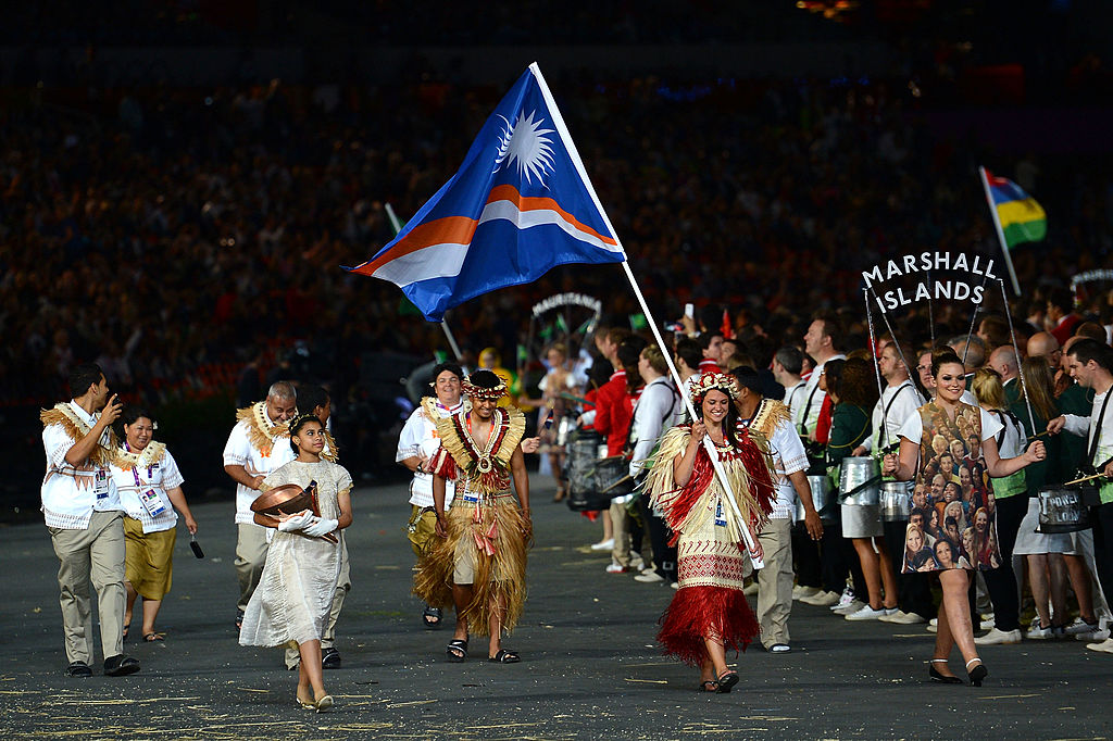 นางสาวฮาลีย์ เนมรา นักกีฬาจากหมู่เกาะมาร์แชลล์ถือธงชาติระหว่างพิธีเปิดมหกรรมกีฬาโอลิมปิก 2012 ที่กรุงลอนดอน สหราชอาณาจักร เมื่อวันที่ 27 ก.ค. 2555