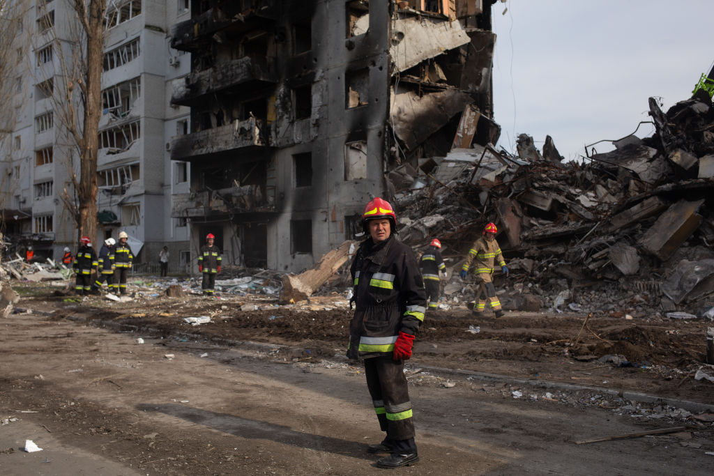 หน่วยกู้ภัยนำเศษซากอาคารออกจากเขตที่พักอาศัยในเมืองโบรอดยานกา ของยูเครน เมื่อวันที่ 7 เม.ย. 2565