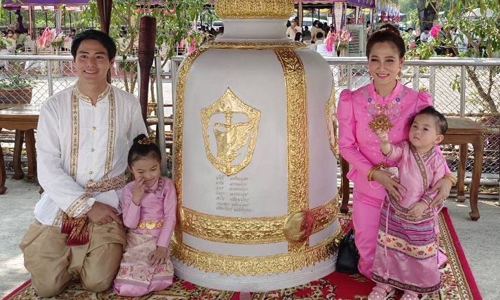 "นาวินต้าร์-ไฮโซน้ำหวาน" ยกครอบครัวแต่งชุดไทย ถวายระฆังมูลค่า 7 ล้าน!! อลังการมาก