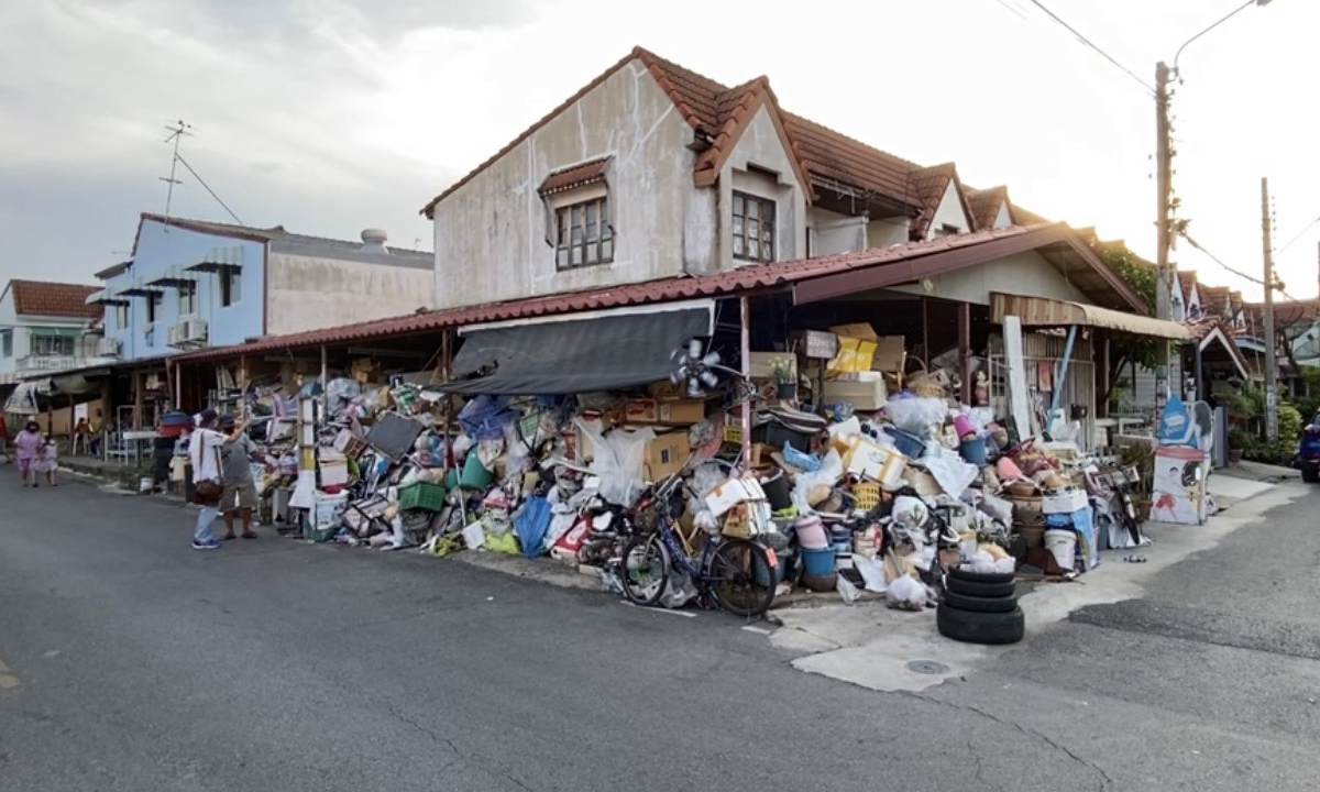 สุดทน ลุงเก็บของเก่ากองสุมขยะรอบบ้านนานกว่า 10 ปี เพื่อนบ้านผวาจะเกิดไฟไหม้