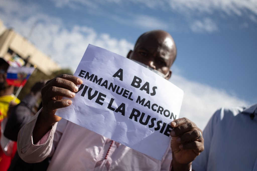 ผู้ชุมนุมในกรุงบามาโก ของประเทศมาลี ถือป้ายต่อต้านนายเอมมานูเอล มาครง ประธานาธิบดีฝรั่งเศส แต่สนับสนุนประเทศรัสเซีย