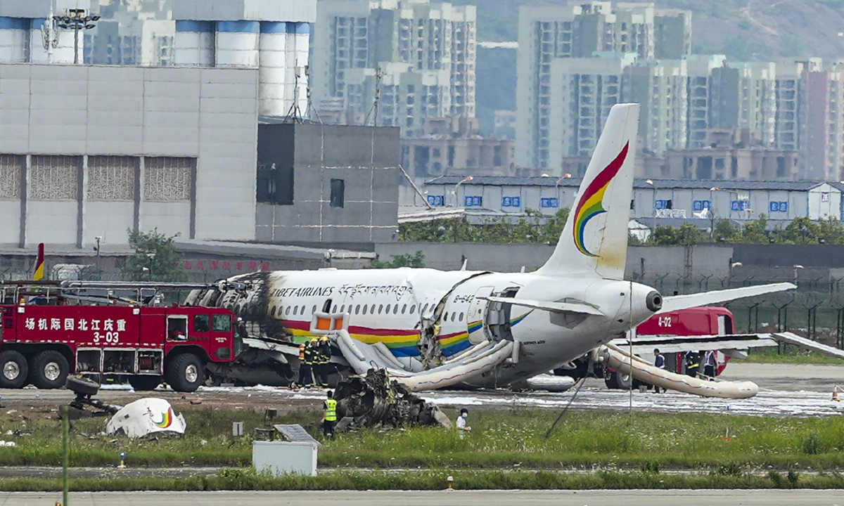 จีนระทึกอีก เครื่องบิน "ทิเบต แอร์ไลน์ส" ไถลออกนอกรันเวย์ ไฟลุกท่วม เจ็บ 40 ราย