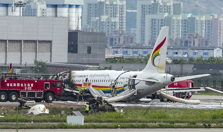 จีนระทึกอีก เครื่องบิน "ทิเบต แอร์ไลน์ส" ไถลออกนอกรันเวย์ ไฟลุกท่วม เจ็บ 40 ราย