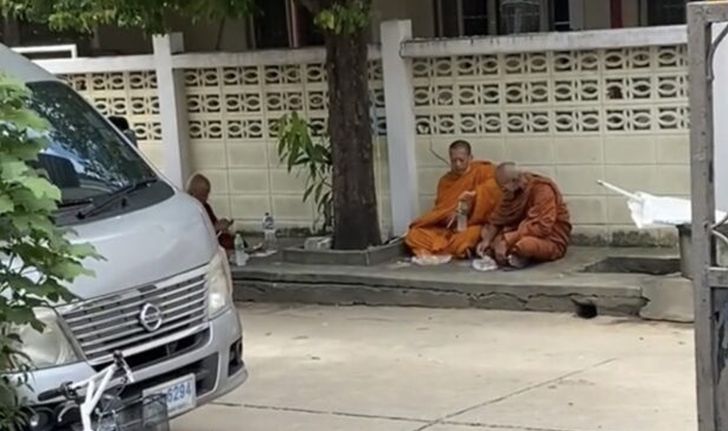 สงสารมาก นิมนต์พระมาแต่เจ้าของบ้านไม่อยู่ สุดท้ายต้องนั่งฉันริมถนนให้ทันเวลาเพล