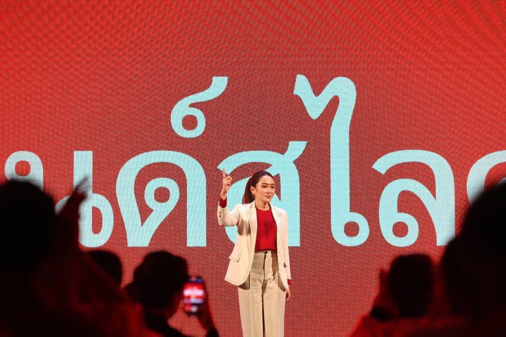 นางสาวแพทองธาร ชินวัตร ยืนบนเวทีปราศรัยในการประชุมใหญ่สามัญประจำปีของพรรคเพื่อไทย เมื่อวันที่ 24 เม.ย. 2565