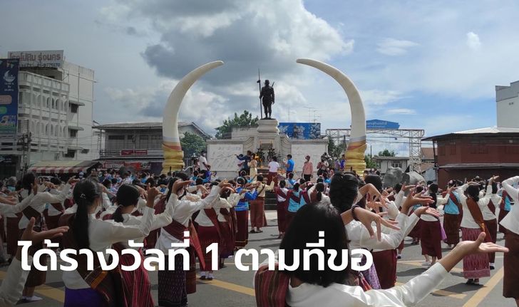 เศรษฐีใหม่ถูกหวย 12 ล้าน ขนนางรำ 121 คน บวงสรวงหน้าอนุสาวรีย์พระยาสุรินทร์ภักดีฯ