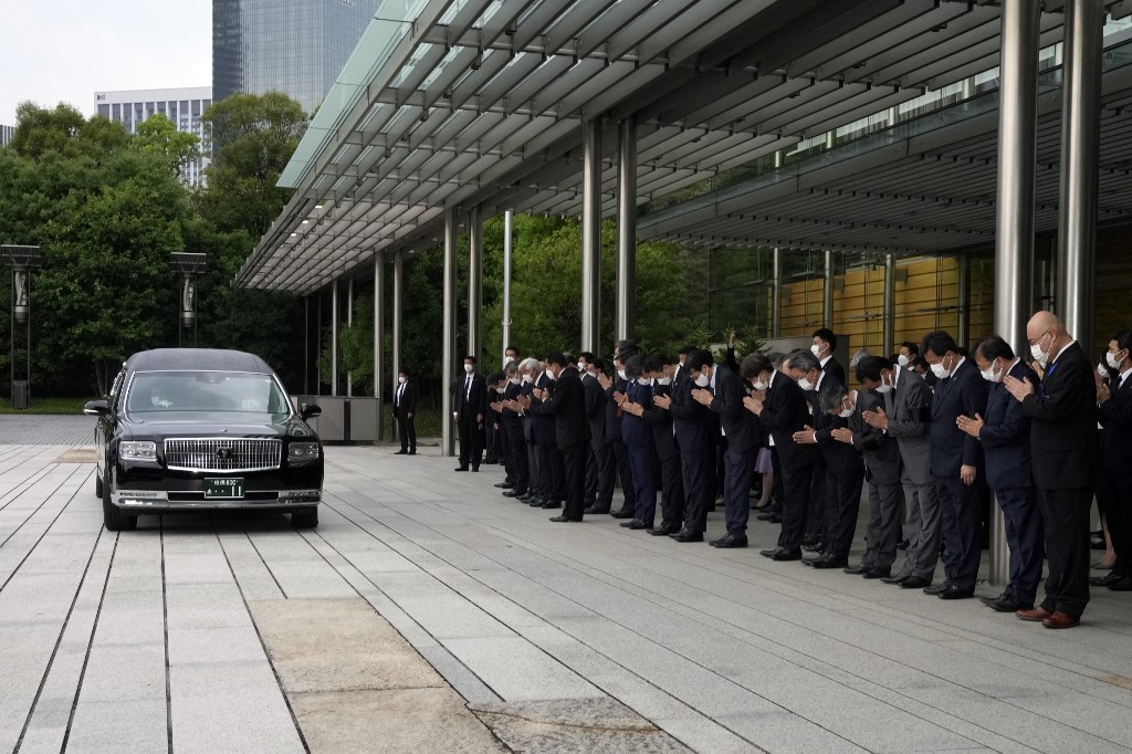 ขบวนรถขนร่างนายชินโซ อาเบะ ขับผ่านหน้าอาคารสำนักนายกรัฐมนตรีญี่ปุ่น เมื่อวันที่ 12 ก.ค. 2565