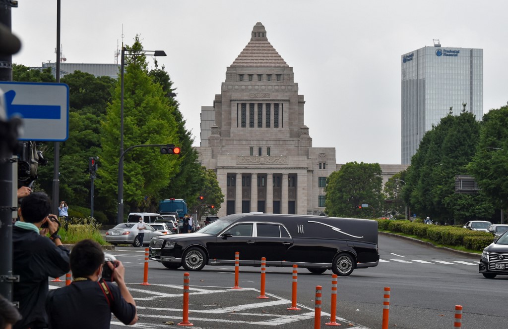 ขบวนรถนำร่างนายชินโซ อาเบะ อดีตนายกรัฐมนตรีญี่ปุ่น ขับผ่านอาคารรัฐสภา ในกรุงโตเกียว เมื่อวันที่ 12 ก.ค. 2565