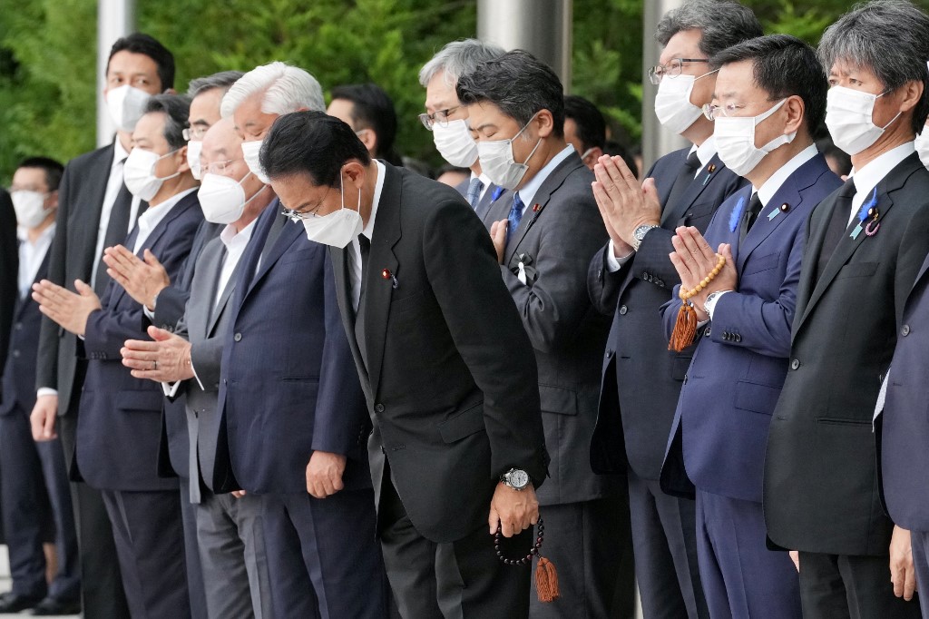 นายฟุมิโอะ คิชิดะ นายกรัฐมนตรีญี่ปุ่น โค้งขณะรถนำร่างนายชินโซ อาเบะ อดีตนายกรัฐมนตรีผู้ล่วงลับเคลื่อนผ่านอาคารสสำนักนายกรัฐมนตรีญี่ปุ่นเมื่อวันที่ 12 ก.ค. 2565