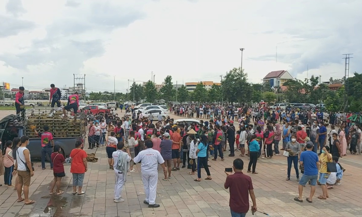 ชาวอุดรฯ แห่ซื้อทุเรียน ลูกละ 50 บาท แม่ค้าจัดโปรขาดทุน คืนกำไรให้บ้านเกิด