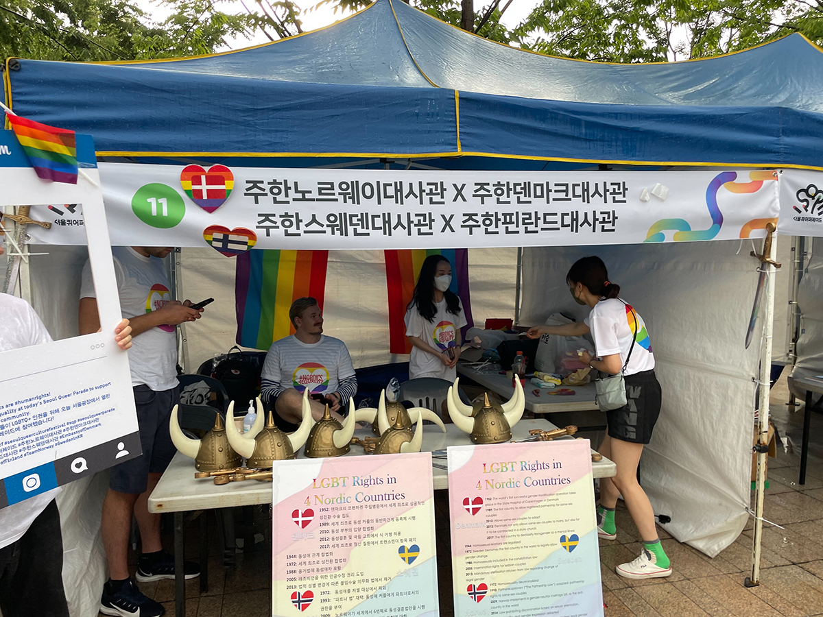 ตัวแทนกลุ่มประเทศยุโรปเหนือที่สนับสนุนความเท่าเทียมทางเพศและสิทธิคนเพศหลากหลาย ออกบูธในงาน Seoul Queer Parade ที่กรุงโซล ของเกาหลีใต้ เมื่อวันที่ 16 ก.ค. 2565