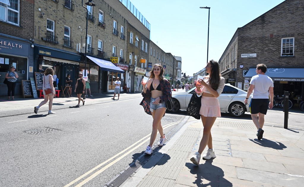 คนเดินบนถนนใกล้ตลาดบรอดเวย์ ทางตะวันออกของกรุงลอนดอน สหราชอาณาจักร เมื่อวันที่ 25 มิ.ย. 2565