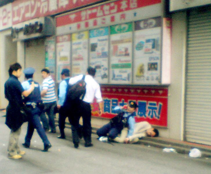นายโทะโมะฮิโระ คะโต ถูกตำรวจจับกุมได้ที่ริมถนนในย่านอะกิฮะบะระ ในกรุงโตเกียว เมื่อวันที่ 8 มิ.ย. 2551