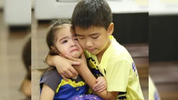 "น้องดีแลน" กอดปลอบน้องสาว เมื่อ "น้องเดมี่" ร้องไห้หนักมาก