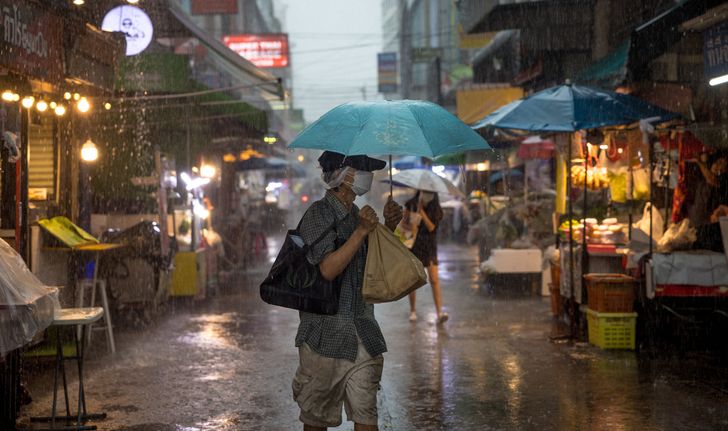 เช็กเลย! สภาพอากาศวันนี้ กรมอุตุฯ เตือน ฝนถล่ม 48 จังหวัด กทม.โดนด้วย