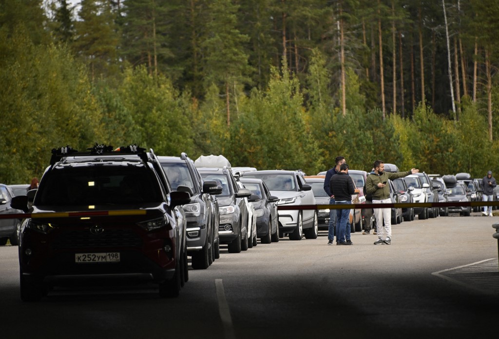 รถยนต์ต่อแถวข้ามจากรัสเซียมายังประเทศฟินแลนด์ ที่ด่านแห่งหนึ่งใกล้เมืองวาลิมาของฟินแลนด์ เมื่อวันที่ 22 ก.ย. 2565