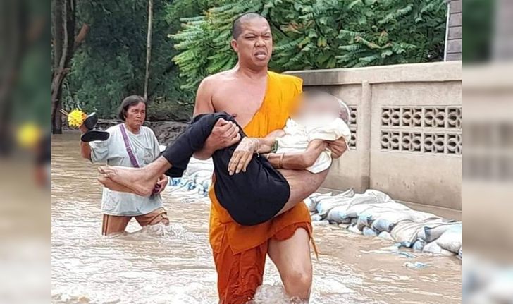 ภาพไวรัลสุดซึ้ง "คุณพระช่วย" อุ้มคุณตาลุยน้ำท่วม ที่แท้เบื้องหลังสุดสะเทือนใจ