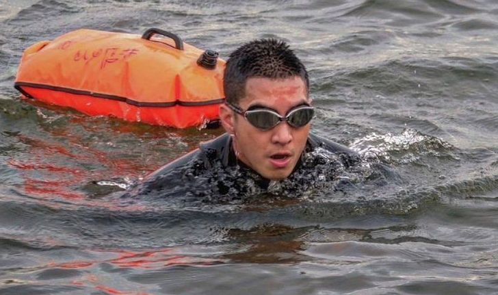 "โตโน่ ภาคิน" เดินหน้าต่อ! ซ้อมว่ายน้ำในบึงวันแรก 1,650 ม. เผยความรู้สึกผ่านแคปชั่น