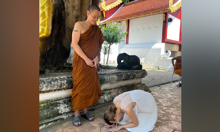 เปิดภาพ "เอมี่ กลิ่นประทุม" กราบ "หลวงพี่เป๊ก สัณณ์ชัย" แฟนๆ แห่อนุโมทนาบุญ