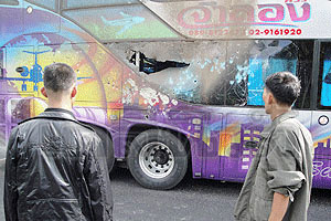 โจรใต้ลอบกัดซุกบึ้มถล่มรถบัสทหาร