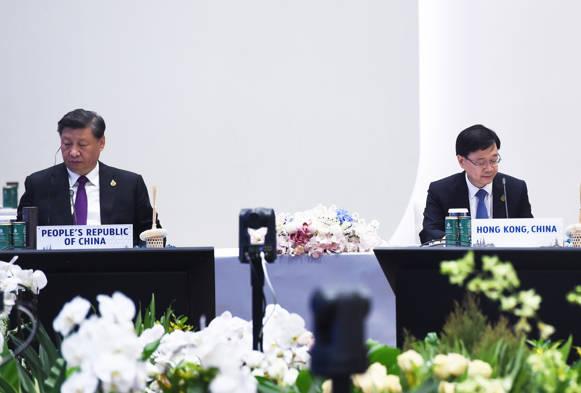 ประธานาธิบดีจีน นายสี จิ้นผิง (ซ้าย) นั่งข้างประธานคณะผู้บริหารฮ่องกง นายจอห์น ลี ระหว่างการประชุมสุดยอดเอเปค 2022 ที่กรุงเทพมหานคร เมื่อวันที่ 18 พ.ย. 2565