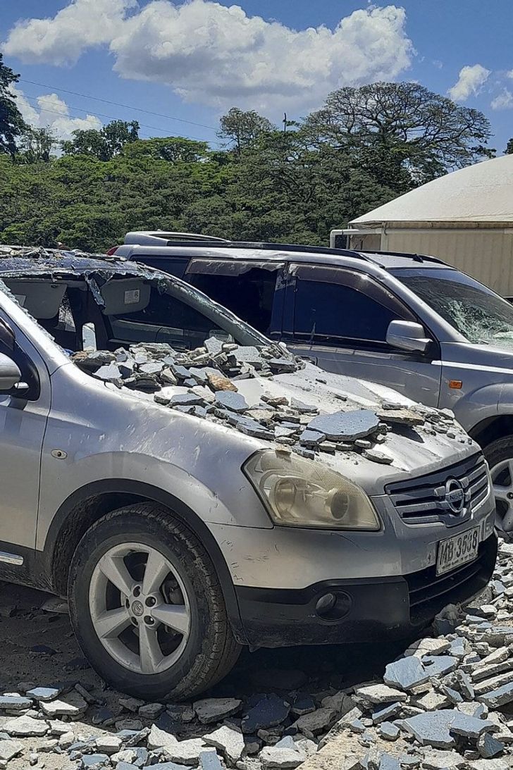 เศษซากอาคารถล่มลงมาใส่รถยนต์ที่จอดอยู่ใกล้เคียงในกรุงโฮนีอารา ของหมู่เกาะโซโลมอน ระหว่างเกิดแผ่นดินไหวขนาด 7.0 เมื่อเวลา 13.03 น. ตามเวลาท้องถิ่น วันที่ 22 พ.ย. 2565