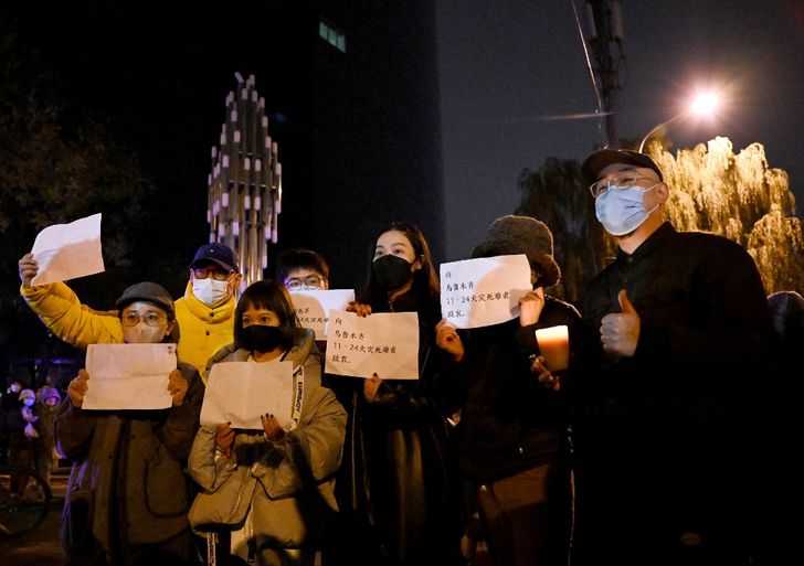 ประชาชนในกรุงปักกิ่งชุมนุมต่อต้านมาตรการควบคุมโควิด-19 ของรัฐบาลจีน เมื่อคืนวันที่ 28 พ.ย. 2565