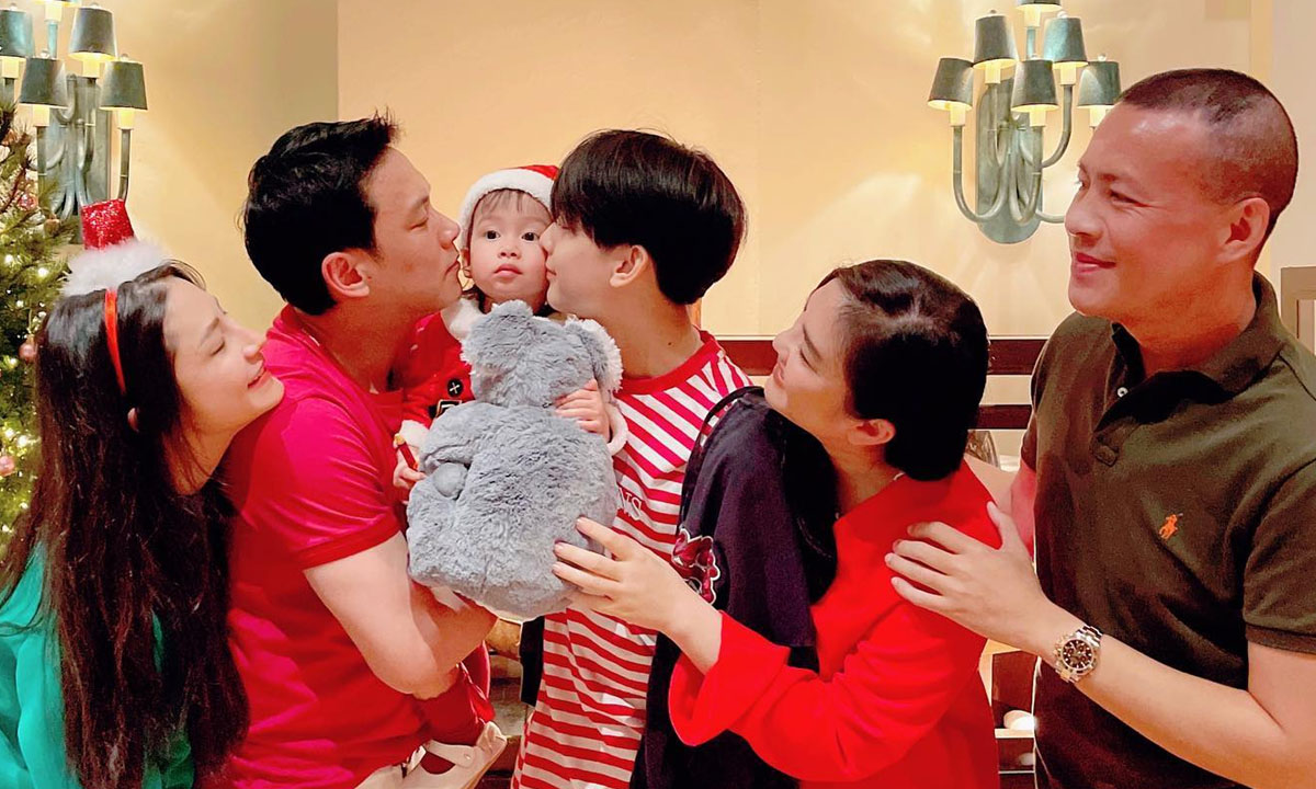 ครอบครัวอบอุ่น "พี่อชิ-น้องนาตาชา" โมเมนต์พี่น้องน่ารักในวันคริสต์มาส
