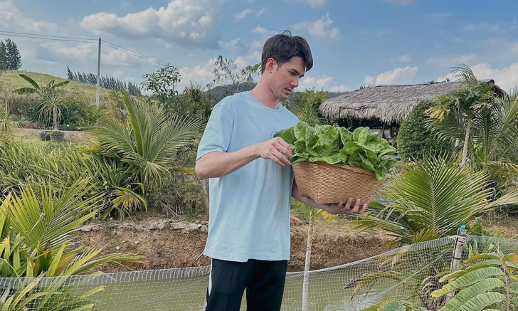 "มิกค์ ทองระย้า" เผยภาพแต่งตัวชิลๆ เก็บผักใช้ชีวิตเรียบง่าย