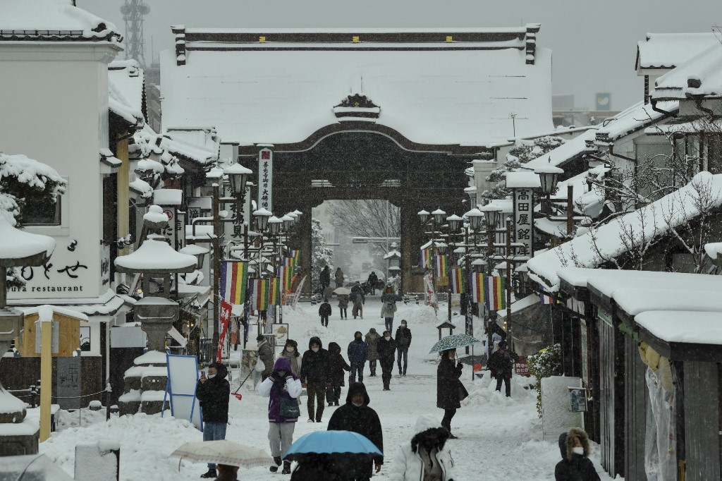 ประชาชนไปสักการะวัดเซงโก ใน จ.นะงะโนะ ท่ามกลางอากาศที่หิมะตกเมื่อวันที่ 25 ม.ค. 2566