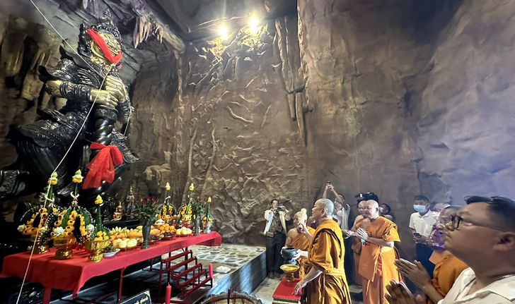 แห่ส่องเลขหางประทัด "สมเด็จธงชัย" ปลุกเสกเหรียญครุฑ-เบิกเนตรท้าวเวสสุวรรณ