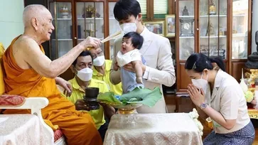 "พุฒ-จุ๋ย" พาลูกเข้ากราบขอพรสมเด็จพระสังฆราช "น้องพีร์เจ" สดใสน่ารักมาก