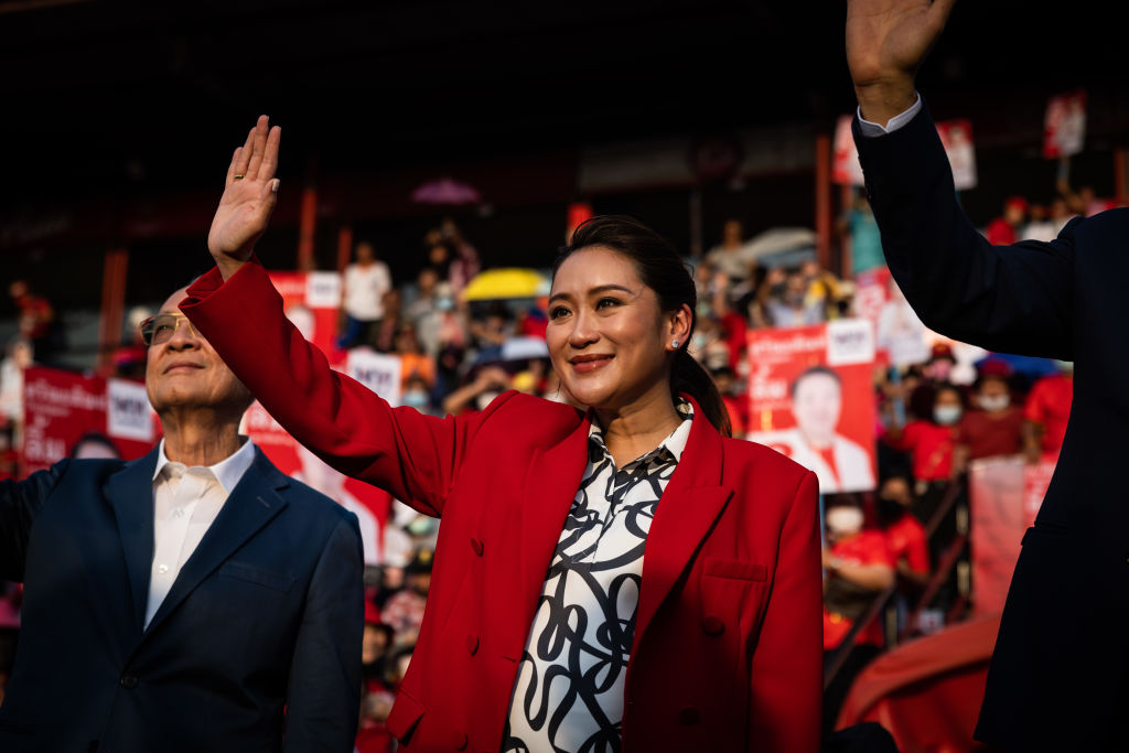 นางสาวแพทองธาร ชินวัตร หนึ่งใน 3 แคนดิเดตนายกรัฐมนตรีของพรรคเพื่อไทย โบกมือแก่ผู้สนับสนุนระหว่างการปราศรัยใหญ่เมื่อวันที่ 5 เม.ย. 2566