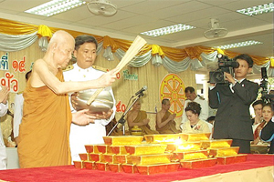 หลวงตาบัวมอบทอง450กก.ให้คลังหลวง