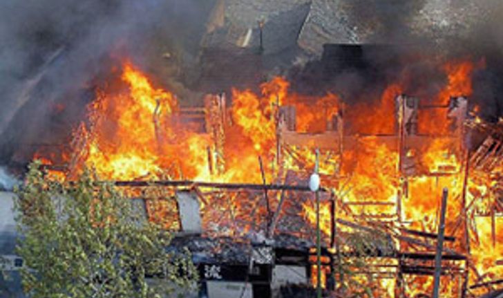 ไฟไหม้ชุมชนตากสิน35/1 ทะเลาะกันแล้วเผาบ้าน