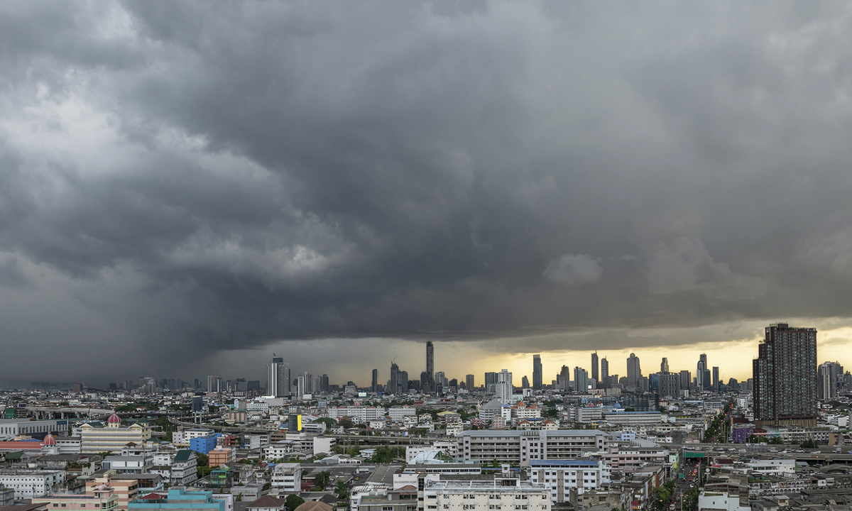 สภาพอากาศวันนี้ กรมอุตุฯ เตือน 50 จังหวัดทั่วไทยรับมือฝนตกหนัก กทม. 40%